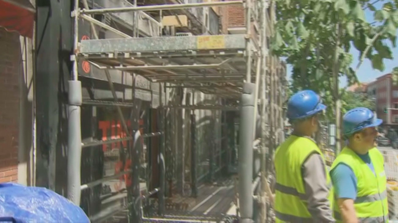 Apuntalan la fachada del edificio de Carabanchel que perdió su cornisa para que regresen los vecinos