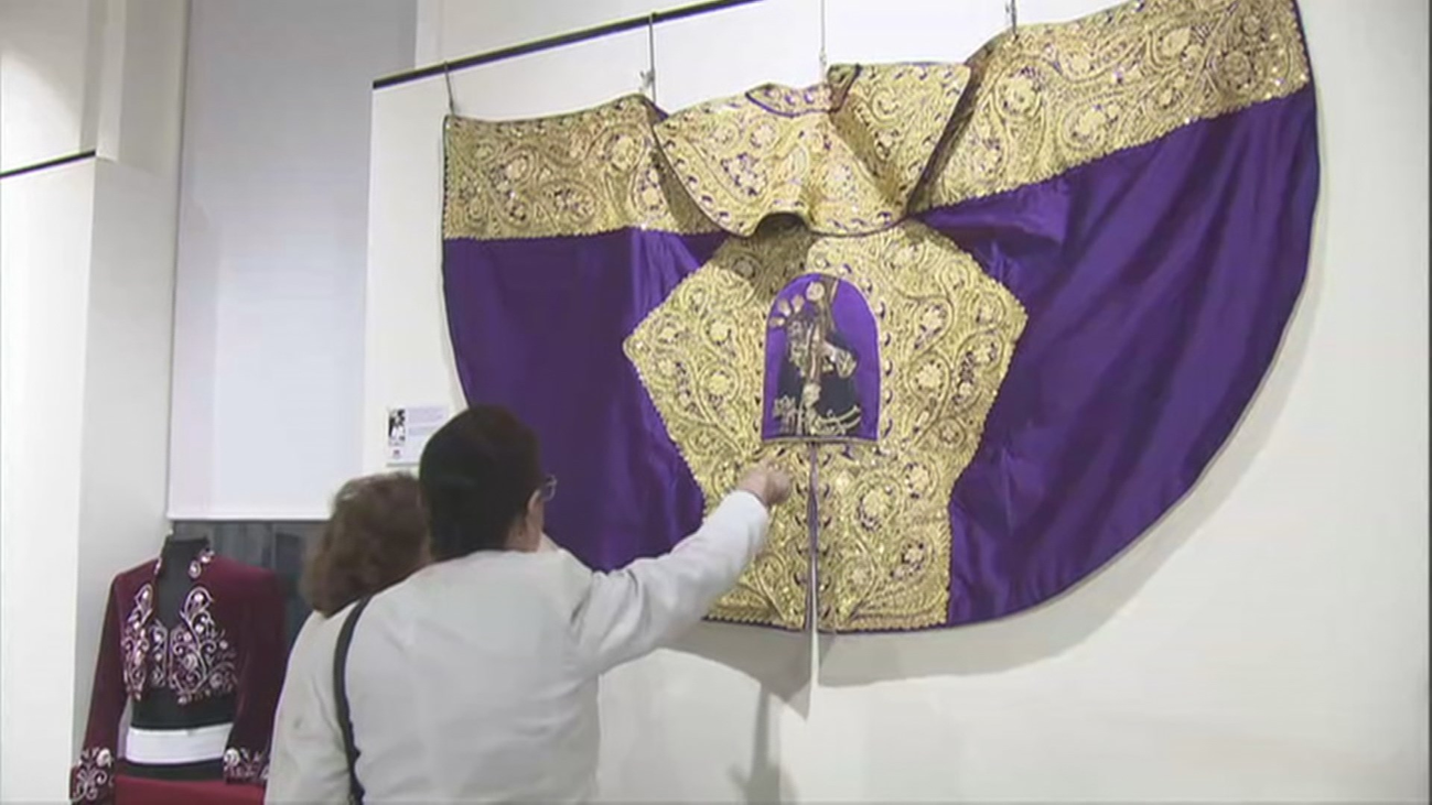 Exposición en Las Ventas de los mejores capotes de paseo bordados por  la sastra  'Nati'