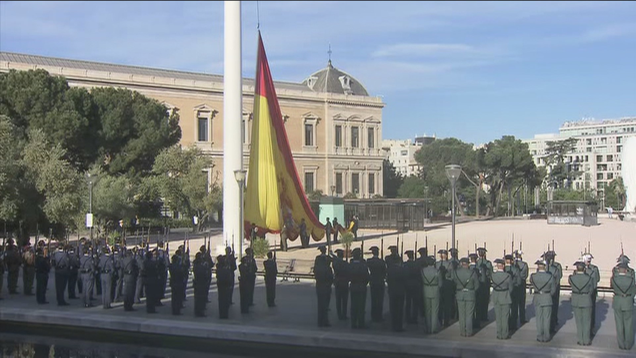 Carmena preside el izado de la bandera en Colón por San Isidro
