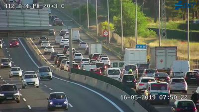 La M-45 continúa con dos carriles cerrados por un hundimiento de la calzada