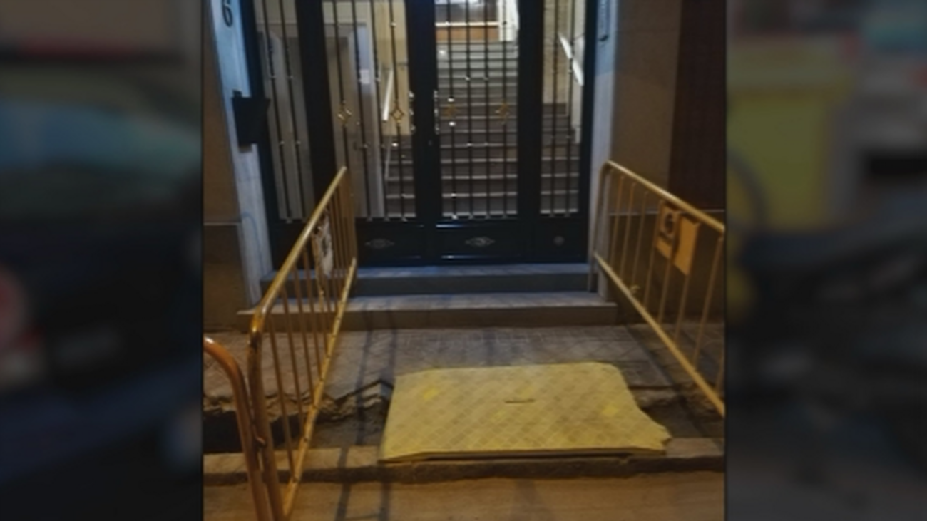 Estos son los obstáculos que tienen que soretear a diario los vecinos de una calle de Carabanchel