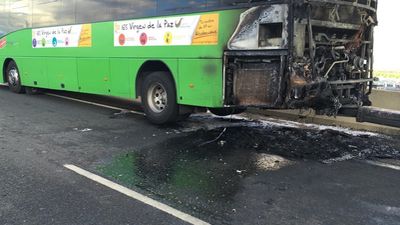 El incendio de un autobús provoca grandes atascos en la A-1 en la hora punta de este viernes