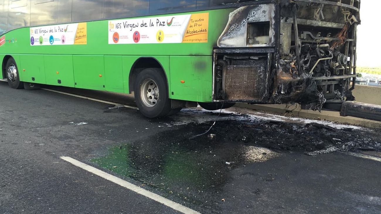 Imagen del autobús incendiado en la A-1