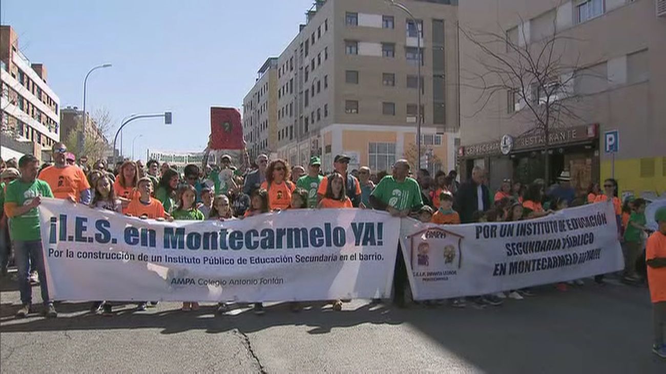Manifestación vecinal para pedir el nuevo instituto de Montecarmelo