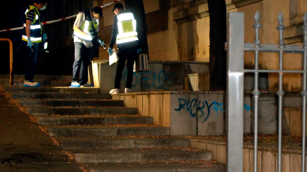 Miembros de la policía científica inspeccionan el lugar donde un hombre ha herido de gravedad con arma blanca a su supuesta expareja