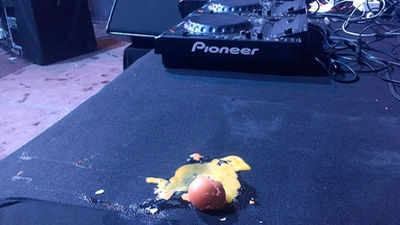 Independentistas lanzan huevos a Marta Sánchez en Badalona