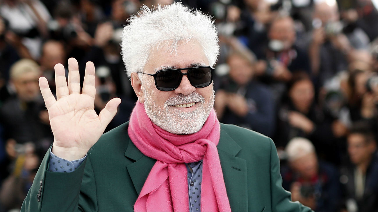 Almodóvar se deja llevar en Cannes por la emoción, los recuerdos y los besos