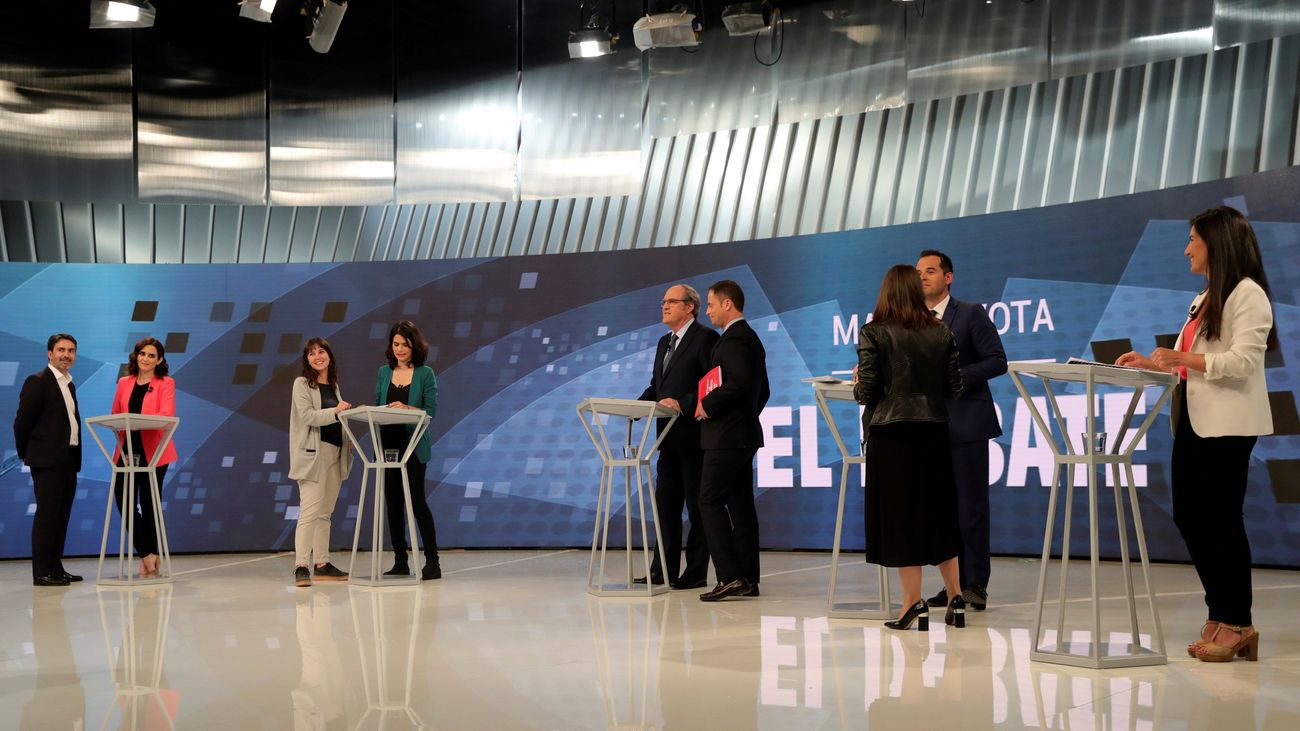 Momentos previos al debate electoral, con los candidatos y sus asesores