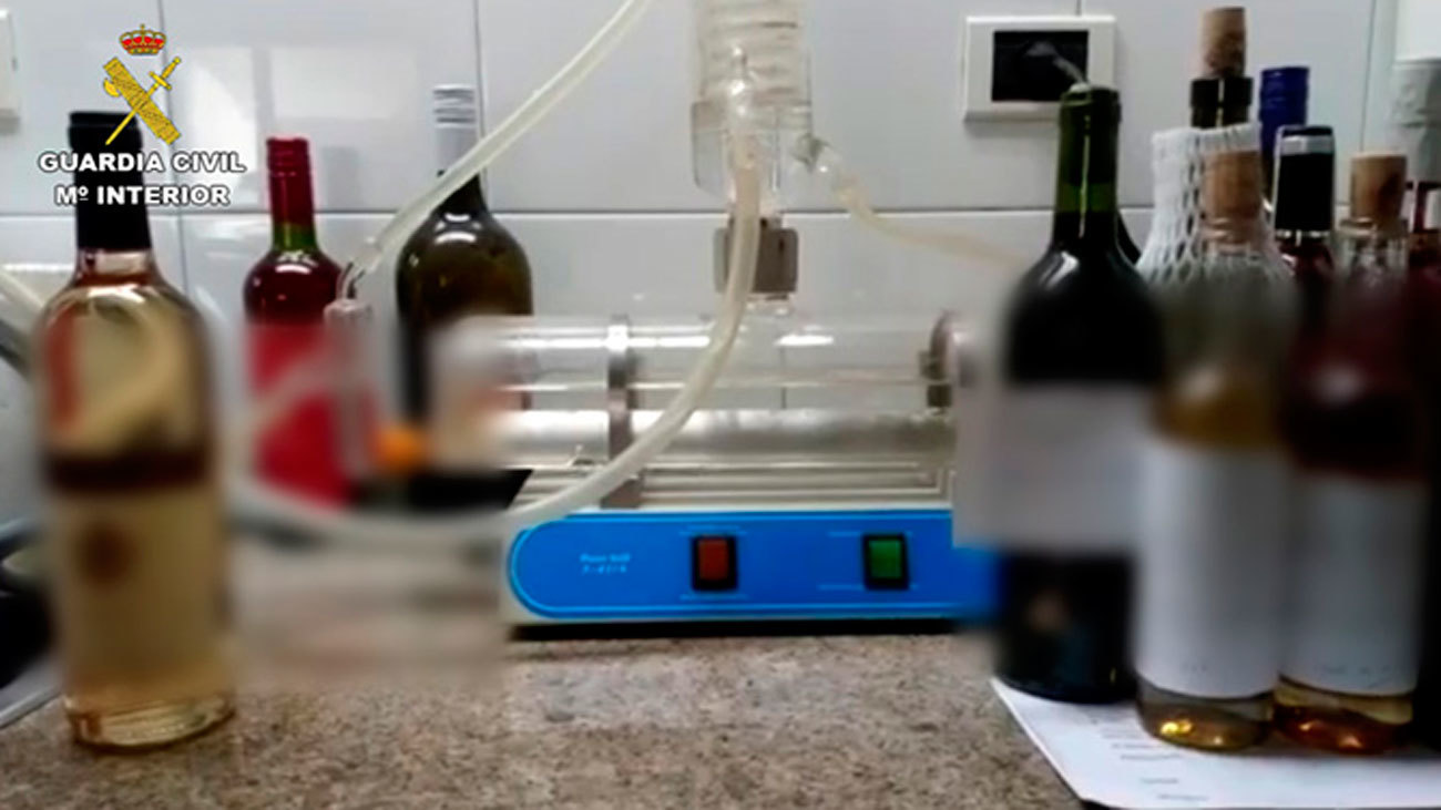 Desarticulan una organización dedicada a la venta de vino fraudulenta