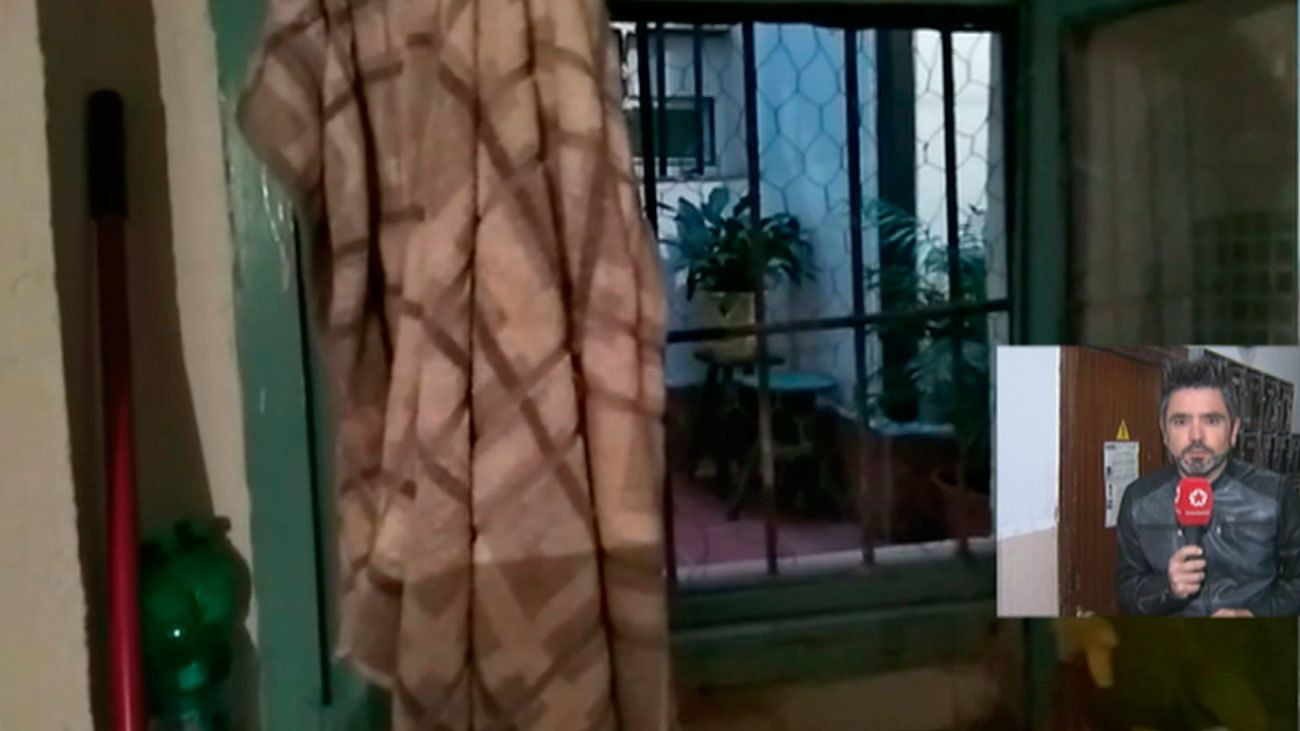 Un cuarto de contadores 'okupado' en un edificio de La Latina