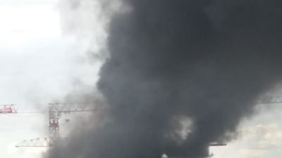 Gran incendio en un edificio de San Blas, con una columna de humo visible a kilómetros de distancia