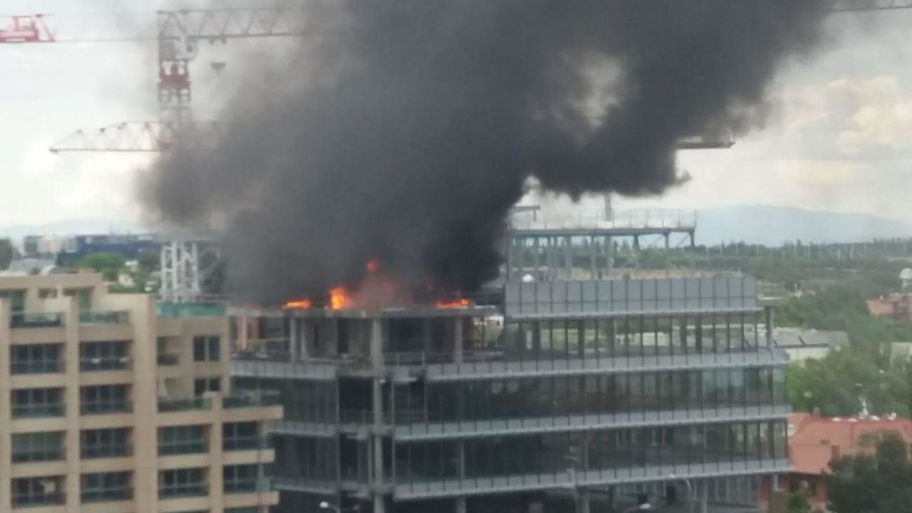 Gran incendio en un edificio en construcción de San Blas