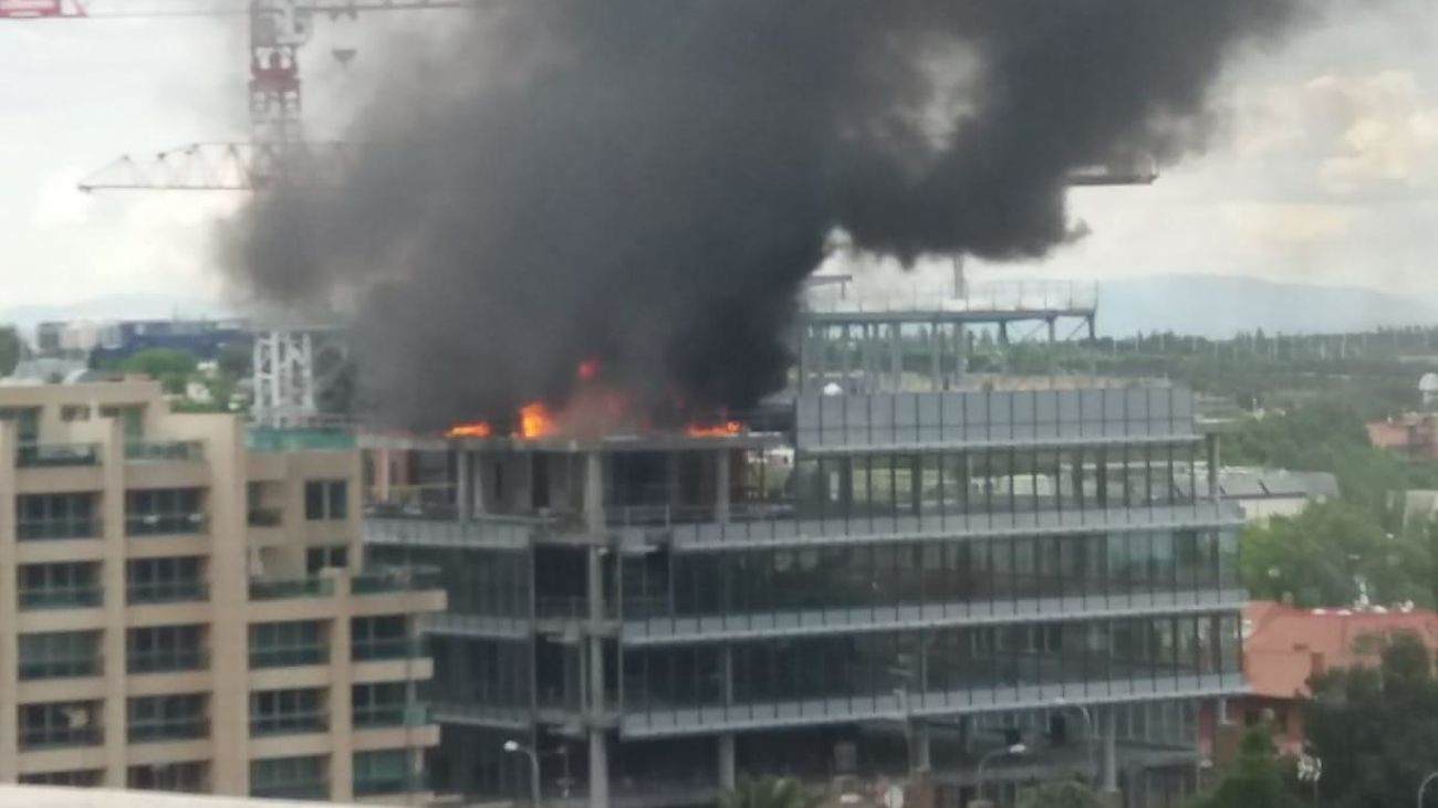 Gran incendio en un edificio de San Blas, con una columna de humo visible a kilómetros de distancia