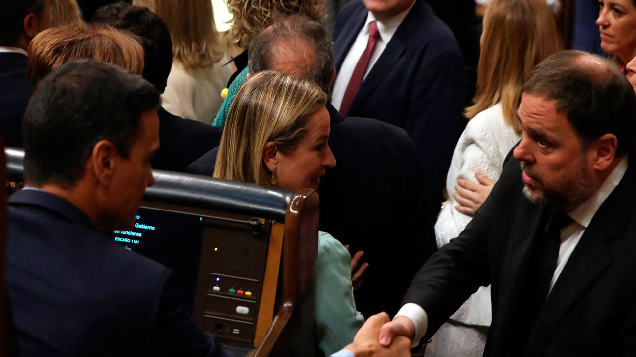 Frío apretón de manos entre Pedro Sánchez y Oriol Junqueras