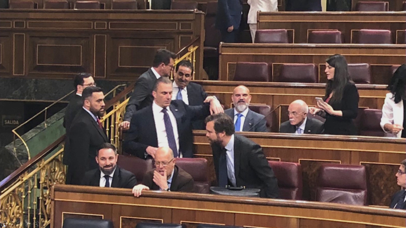 Abascal y varios diputados de Vox ocupan los escaños del PSOE en el Congreso