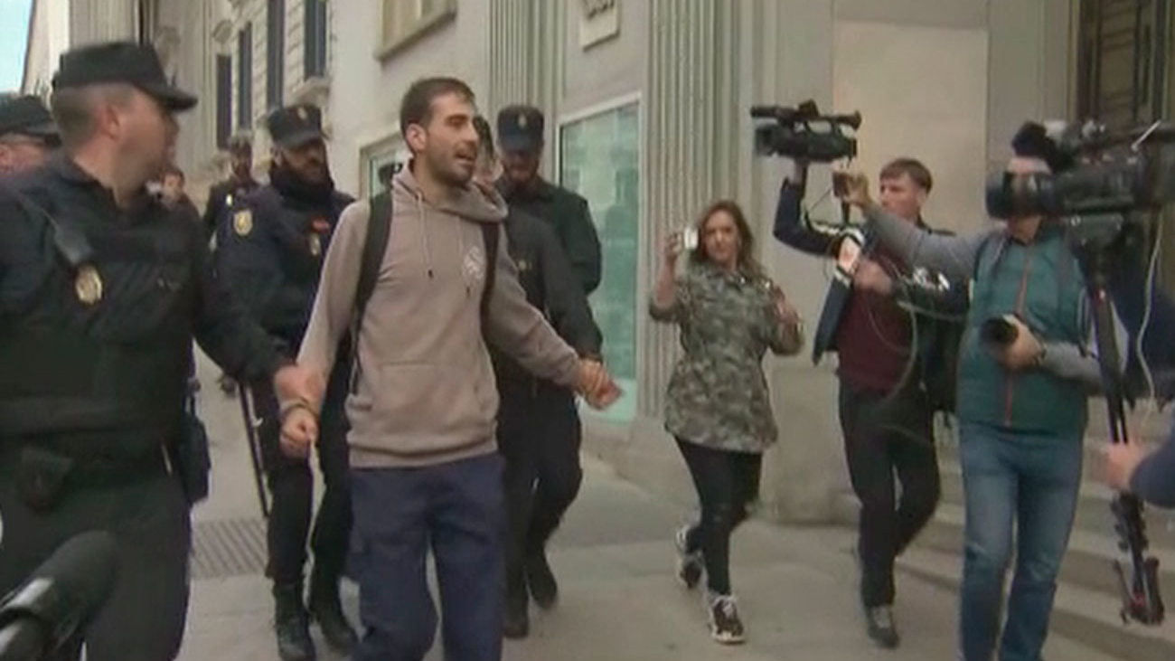 Desalojan a varios 'sin techo' que se han acercado al Congreso al grito de 'nadie sin hogar'