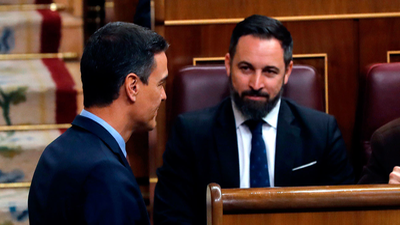 Sánchez saluda  a los diputados de Vox a su llegada al hemiciclo