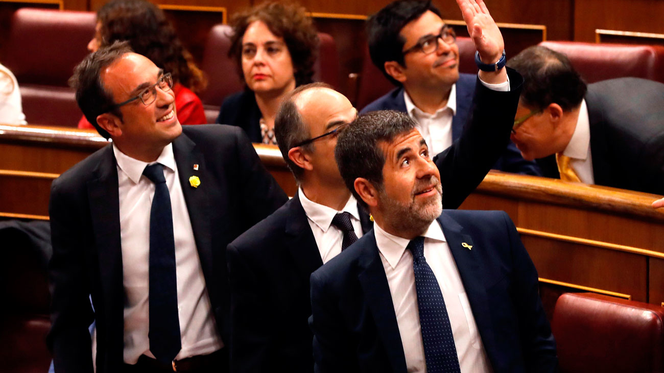 Los diputados presos entran en el hemiciclo entre aplausos de los suyos y tímidos gritos