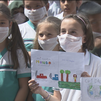 Mascarillas contra la contaminación en el colegio San Viator de Madrid