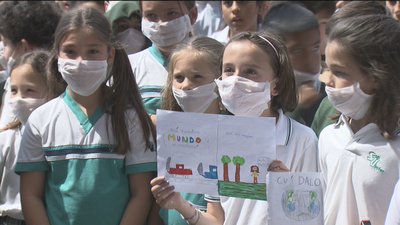 Mascarillas contra la contaminación en el colegio San Viator de Madrid