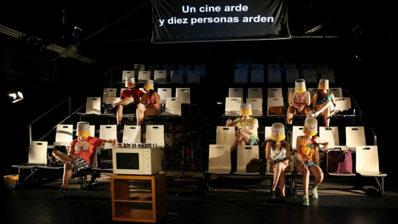 "Un cine arde y diez personas arden", teatro con el público en el escenario