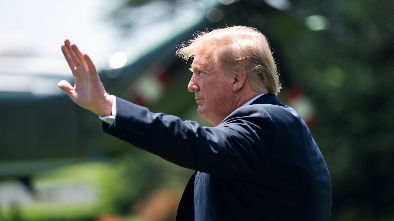 Trump pone su nombre a un trofeo de sumo y asistirá a un combate en su visita a Japón