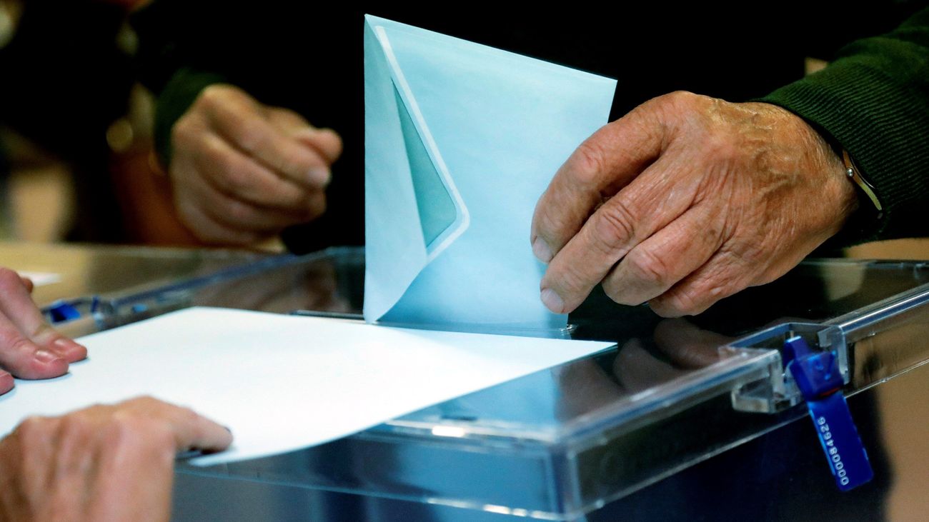 El Gobierno destaca la "absoluta normalidad" en la apertura de los colegios electorales