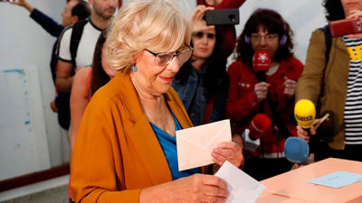 Carmena vota esperando "buena nota" en el "examen" de los comicios