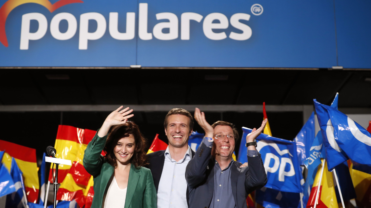 Martínez Almeida y Díaz Ayuso, eufóricos en la fiesta sorpresa del PP en la calle Génova