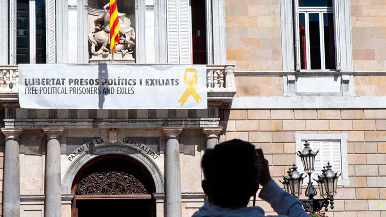 Torra vuelve a colgar la pancarta de los "presos políticos" en la Generalitat