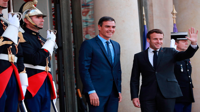 Macron recibe a Sánchez en París para abordar una alianza contra ultraderecha