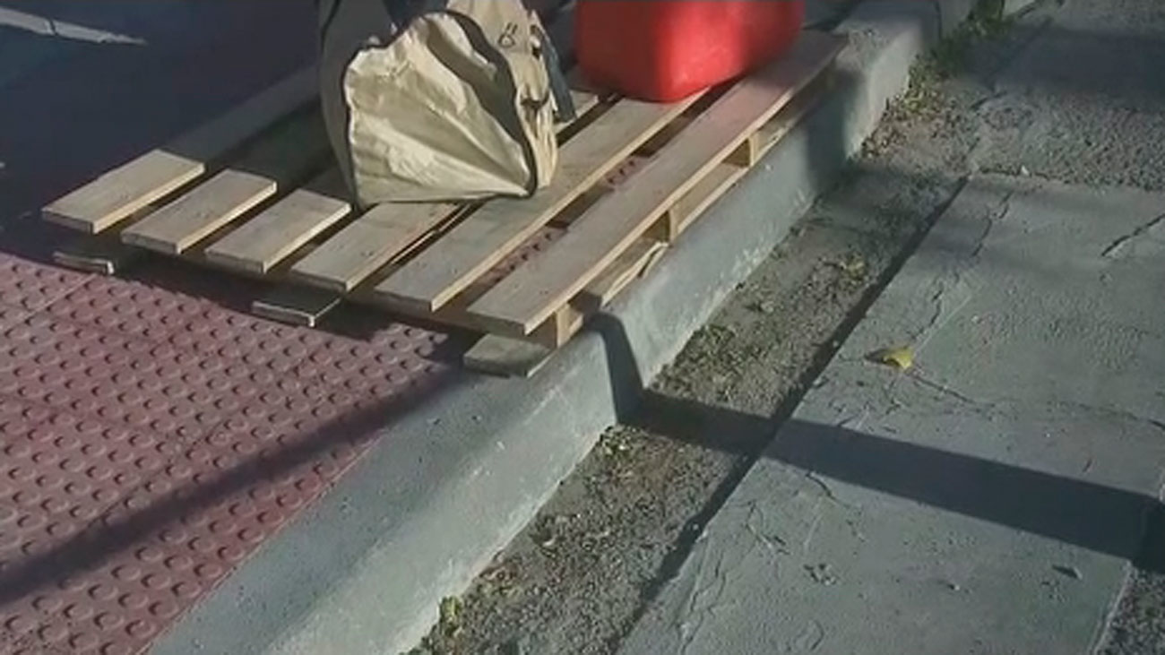 Recuperan los bordillos en Villaverde para instalar badenes nivelados en los pasos de cebra