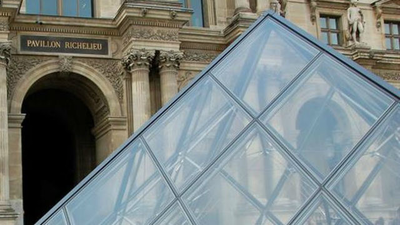 El Louvre cierra, la masificación extenúa al personal de seguridad