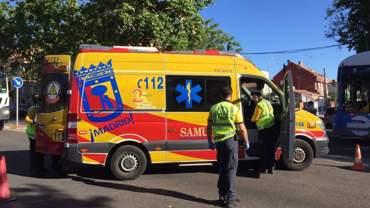 Herida muy grave una mujer en Hortaleza tras ser atropellada y quedar atrapada bajo un coche