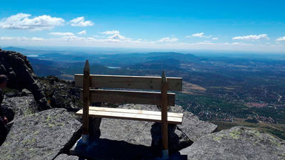 Los Molinos instala un banco en La Peñota para contemplar Madrid