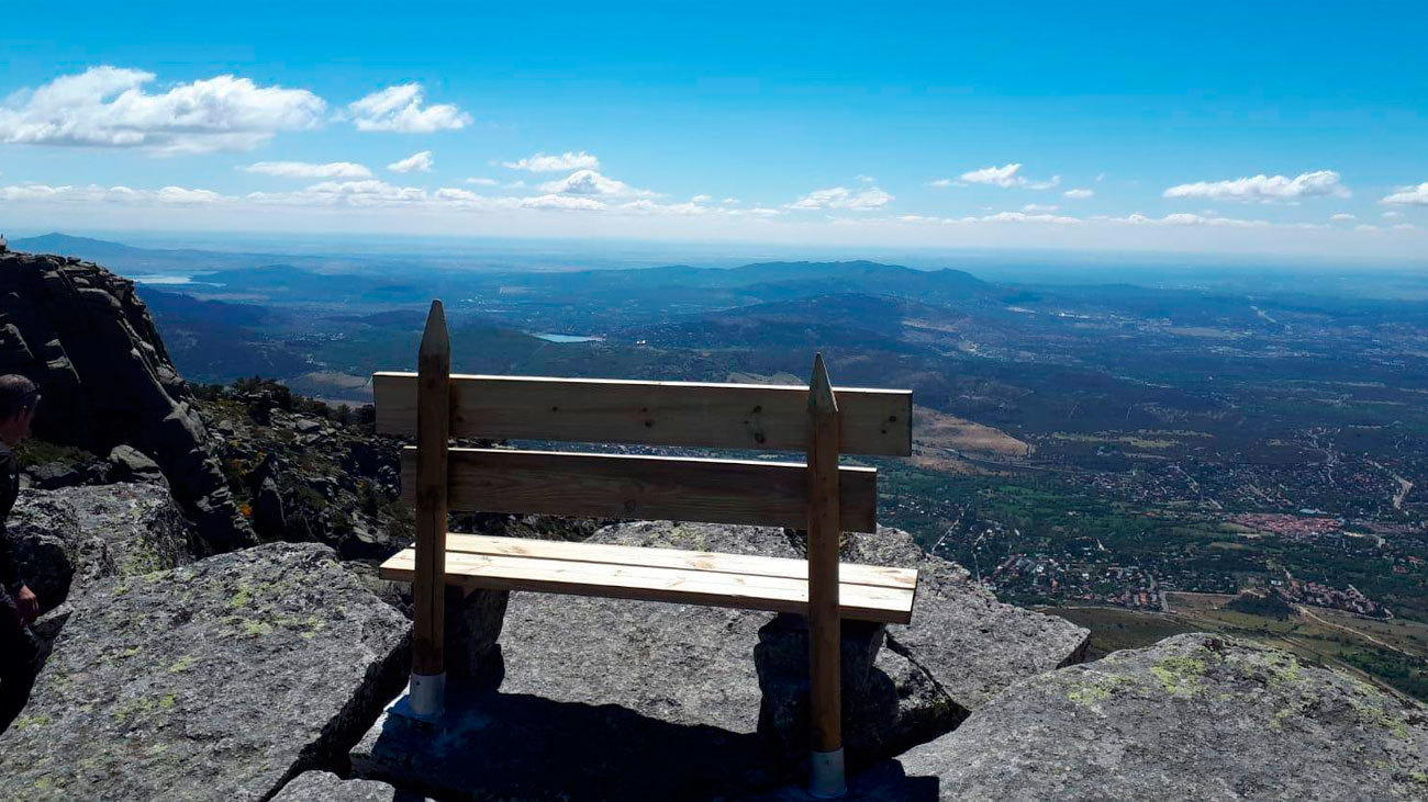 Los Molinos instala un banco en La Peñota para contemplar Madrid