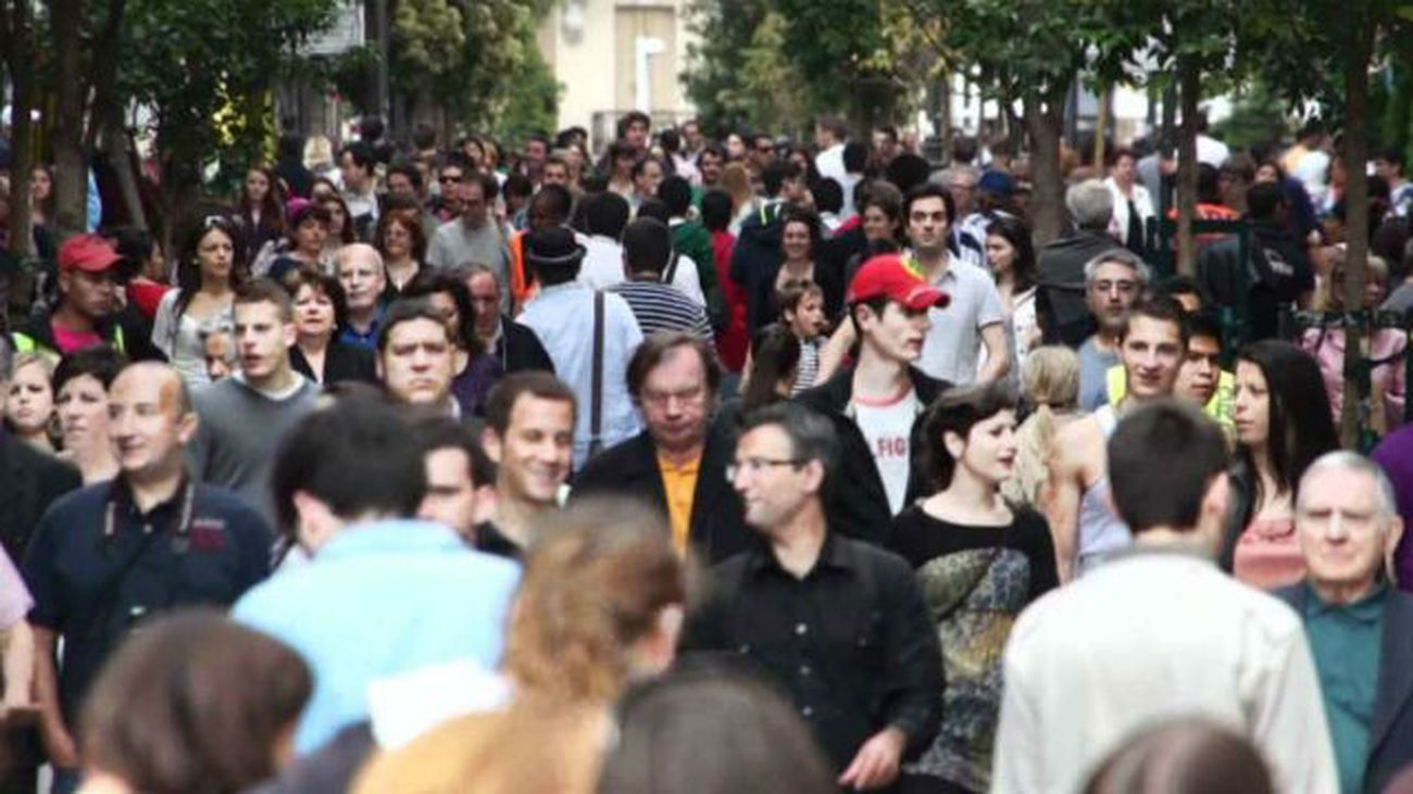 Multitud de personas, en una calle