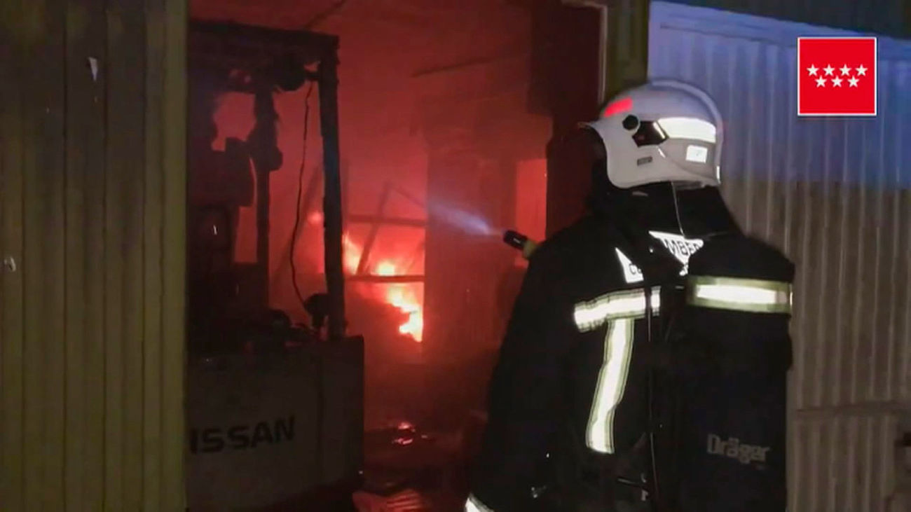 Los bomberos, durante la extinción del fuego