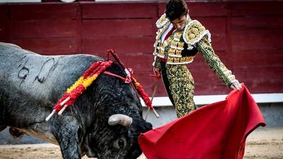 Un gran Robleño honra la profesión con una dura corrida de Escolar