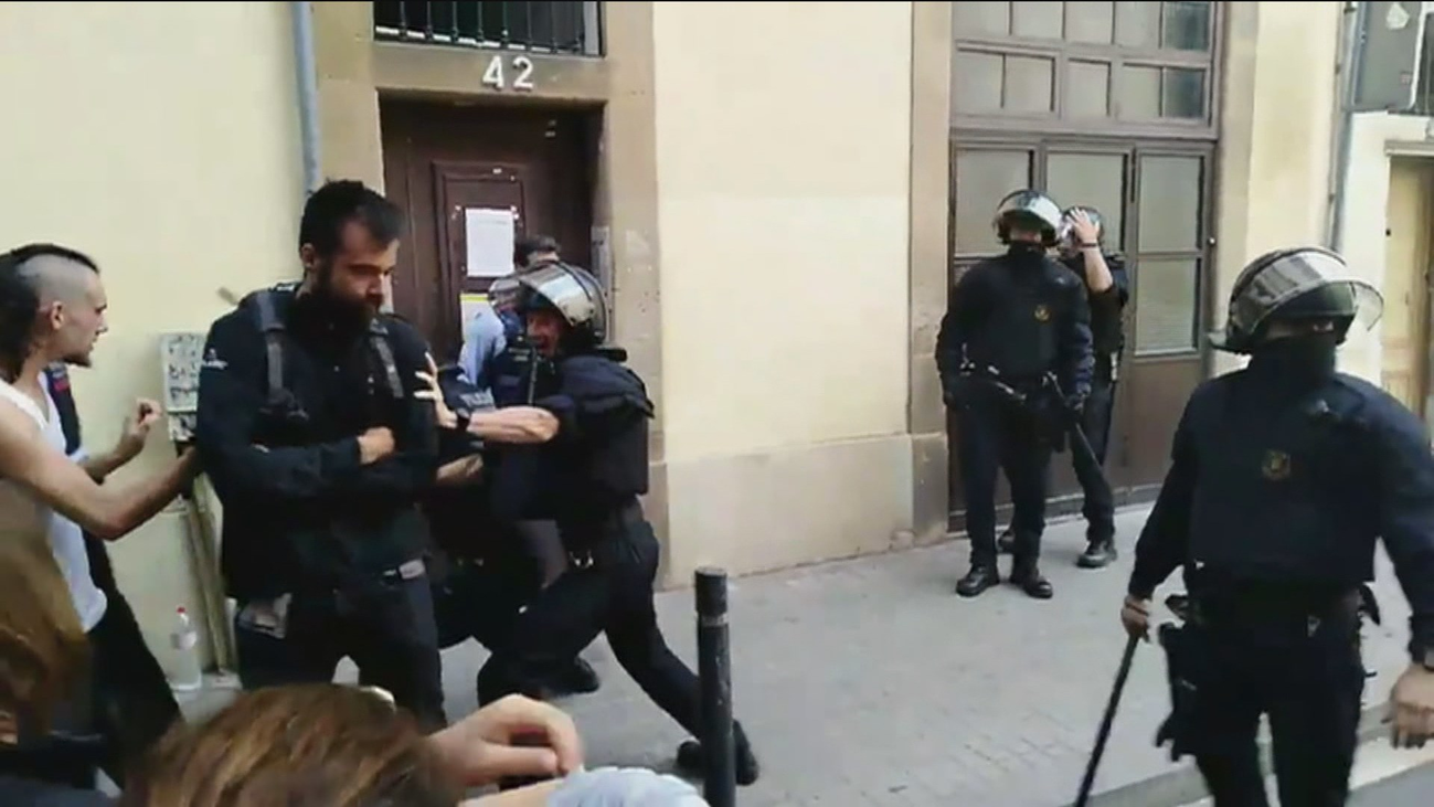 Tensión en Sants (Barcelona) por el desalojo de dos pisos ocupados