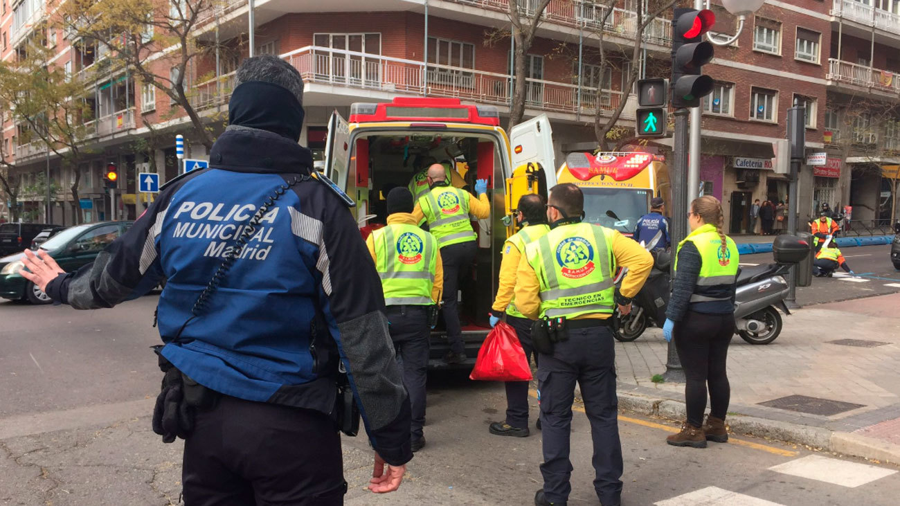 Momento en el que el hombre atropellado en Guzmán el Bueno era trasladado en ambulancia