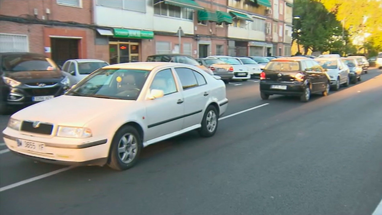 Vecinos de Alcalá denuncian que les "acribillan" a multas a la espera de un nuevo aparcamiento