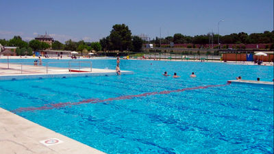 ¿Debe permitirse el topless en las piscinas municipales?