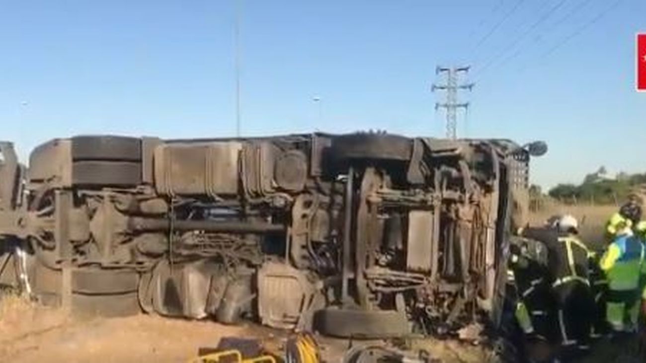 El conductor de un camión tráiler herido grave tras volcar en la carretera de Colmenar
