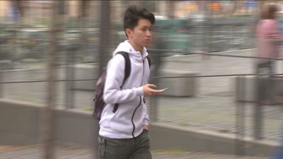 Impiden usar la red al 'youtuber' que dio galletas con dentífrico a un mendigo