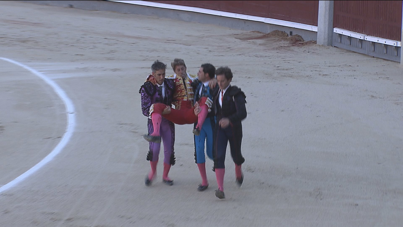 El torero Manuel Escribano evoluciona bien de sus heridas