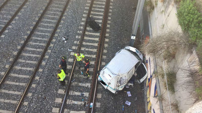 Fallece al caer el vehículo que conducía a unas vías de tren en Madrid