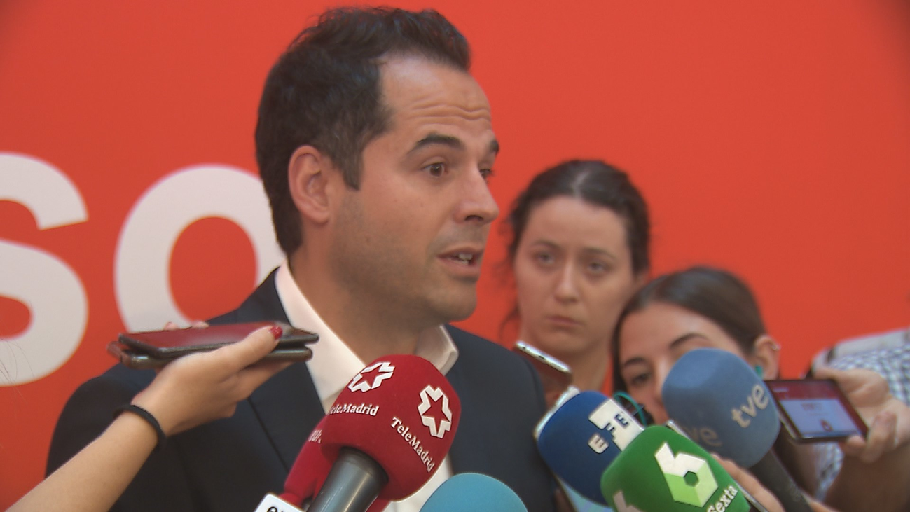 Aguado avisa: O Vox elimina líneas rojas o la izquierda gobernará Madrid