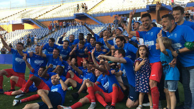 Juanma Marrero y David Prieto celebran el ascenso del Fuenlabrada