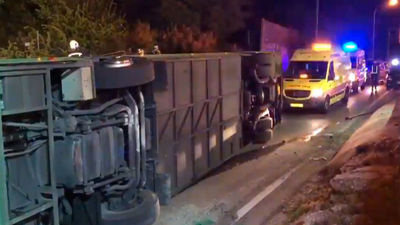 Heridas 20 personas al volcar un autobús en la salida de A-1 en Alcobendas